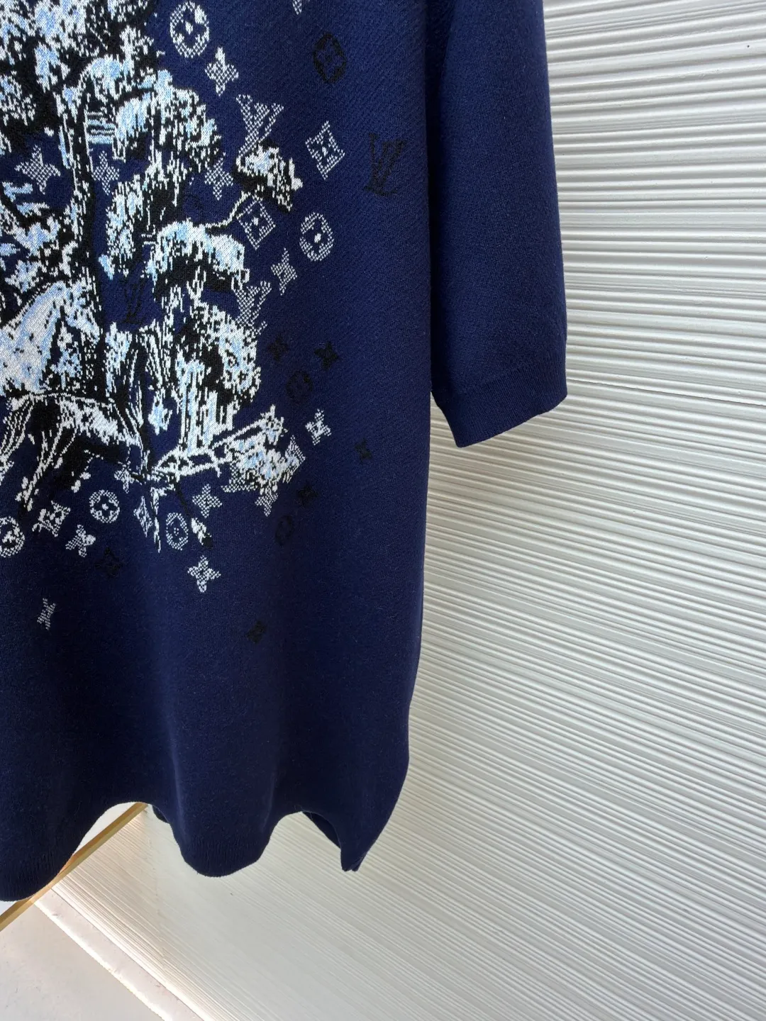 LOUIS VUITTON Year of the Horse limited intarsia letter jacquard knitted short sleeves ●Original version: purchased and developed by 9988 ●Item number: 1682471-B15 ●Fabrics: cotton fabric ●Technology: jacquard knitting ●Color: navy blue ●Version: fitted version ●Weight: about 345 grams ●Size: S-M-L-XL ●Description: This Louis Vuitton navy blue jacquard short-sleeved sweater is made of high-count worsted wool blended fabric. After pre-shrunk treatment, it has a soft and skin-friendly touch and is not easy to pill. The fine knitted texture of the fabric makes the body more textured. The center of the body uses digital jacquard technology to create an abstract floral pattern. The pattern incorporates the brand's classic presbyopic elements. The jacquard part is interwoven with colored yarns to form a three-dimensional texture. The colors are contrasting and rich in layers. The edges are supplemented by fine overlocking technology to prevent threading. The neckline is ribbed knitted and reinforced with double-needle sewing technology, which makes it durable and not easy to loosen. The cuffs and hem are seamlessly trimmed to make the overall shape more neat. From fabric selection to jacquard weaving, every process follows the brand's strict clothing standards. Precise stitch length control makes the knitted structure more stable, perfectly balancing design and wearing comfort. The overall wiring is straight and delicate, the fabric is comfortable and soft, and the color is consistent without color difference. It can be matched with the same style to create a fashionable look and control various occasions. Customized accessories, complete with three standards, same style for men and women!